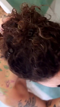 Dreier hinter der Bühne beim Pornovideo! Sie haben meinen Arsch im Badezimmer zerstört, indem sie mich abwechselnd und zusammen gefickt haben!