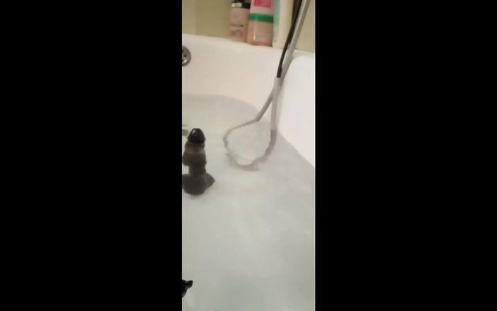 LauraOnHeels: Une MILF joue dans la baignoire avec un gros gode