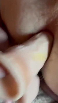 Papi bekommt einen 8dildo und fickt sein heißes loch!