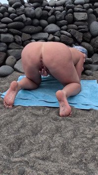 在海滩上的户外狗式手淫