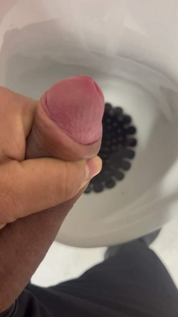 Hot dick in your ass: Натуральный необрезанный член писает по утрам, горячий и полу-жесткий
