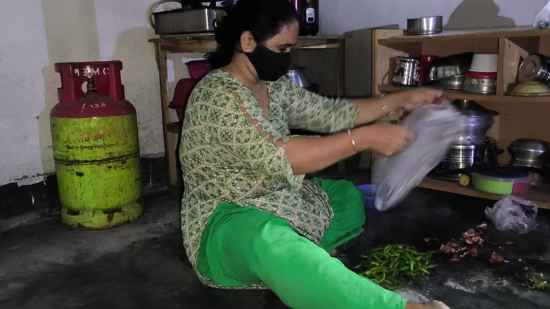 SAFI TV: Mătușa mea vitregă tăia legume, așa că am îmbrățișat-o și am început să...