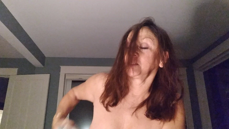 Candi Annie: Candi Annie, Modèle Mature Hardcore, Est Embauchée Pour Un Tournage...