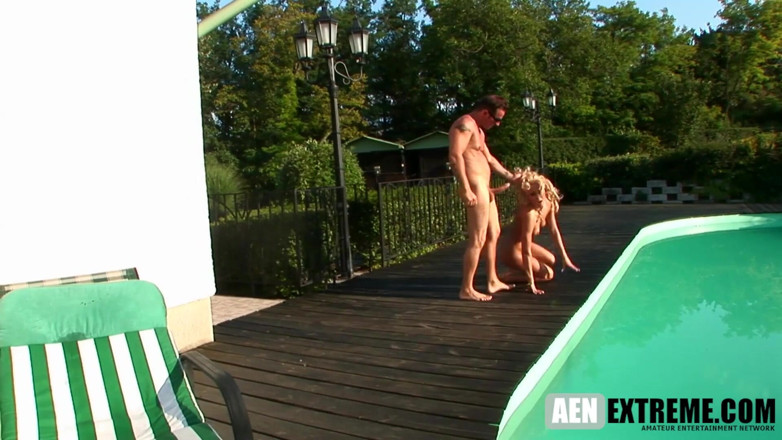 AEN Extreme: Блондинка-красотка, загорающая у бассейна, получает член-сюрприз