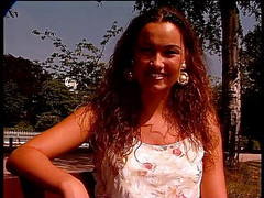Lucky Cooch: Une bombasse aux cheveux bouclés se fait interviewer