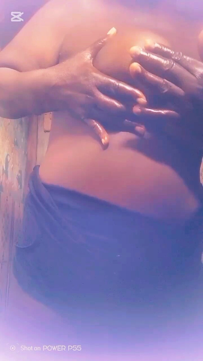 Londiq girls: Ibu tiri mempamerkan buah dadanya kepada saya semasa saya menonton