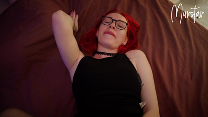 Toma Mur: Curvă roșcată sexy are parte de spermă în pizda ei