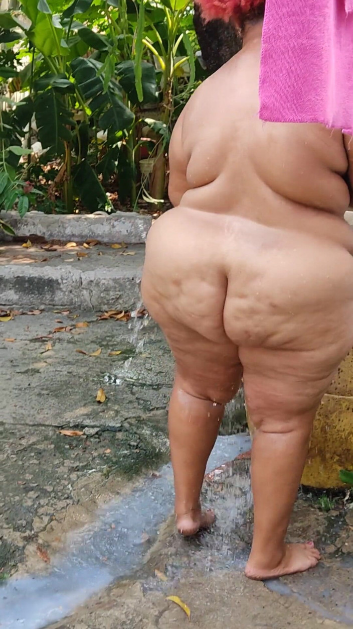 Gordita Culo Rico: Fiul meu vitreg mă spionează în timp ce fac baie în curte.