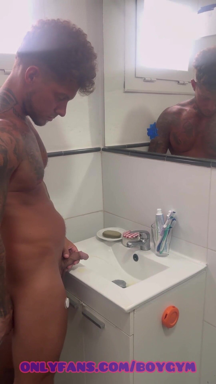 BoyGym: Pissen in mijn badkamer, wil je het hebben?