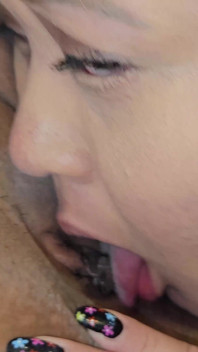 Latina BBW lesbičky se protahují a fistují své kundičky
