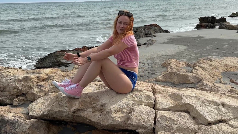 Sheryl X Sinclair: Disfrutando de playa de arena oscura, coleccionando shells