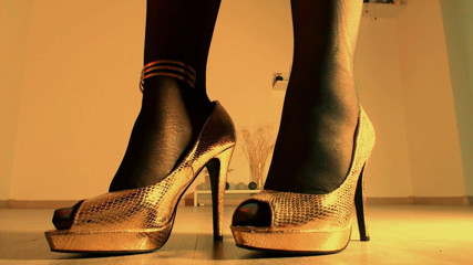 LegsOnHeels: Je mets mes bas nylon avant de commencer à taquiner