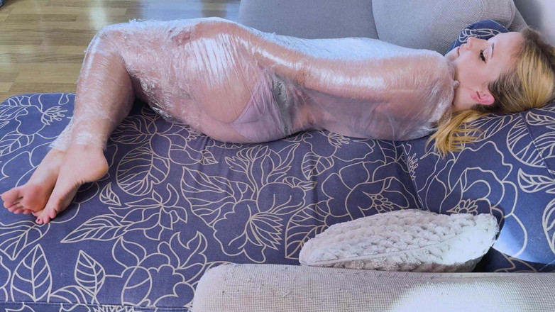 Latina Fetish: Lil Missy zmumifikowana w cling film i taśma (4k +bts)
