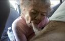 Cock Sucking Granny: La abuela chupa polla en el coche necesita leche