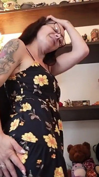 Știu că ești care se încadrează mai adânc și mai adânc în dragoste cu curul meu, doar uita-te ca te tachinez cu ea în această rochie soare și spune-mi ho