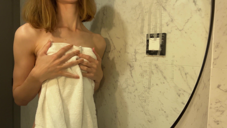 Mia Foster: Teen MILF si hraje s prsy a robertkem ve sprše