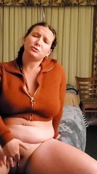 我穿着她的毛衣为我的64F女同性恋足球教练操了我自己，并给了她视频