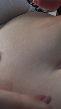 Latina Flicka Leker Med Magen Och Naveln Med Fingrarna Och Leker Sedan Med Den Med En Pensel