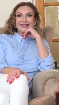 Auntjudys - Ein Freches Interview Mit Der Heißen Langbeinigen MILF Julia North