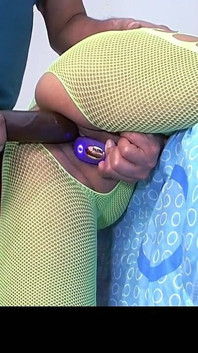 Moglie Arrapata Ingoia Un Enorme Dildo per La Sua Figa Profonda