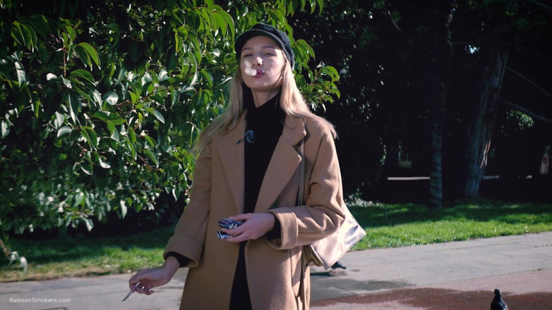 Russian Smokers: Fumar al aire libre con beaty chica rusa 2