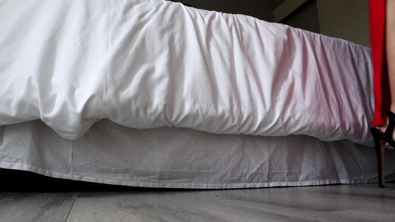 Kinky Lyrical: Страпоны-шпильки и красное платье с высокой щелью