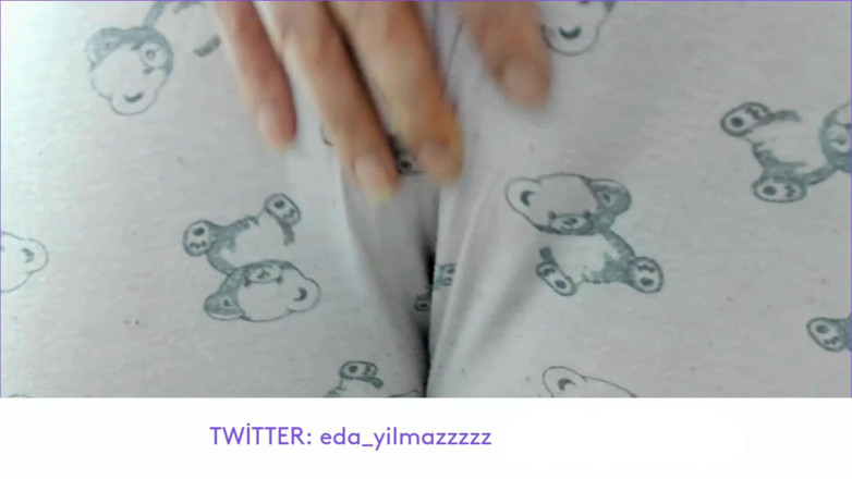 bigass_sexy_bigboobs: Esfregando buceta com pijama - capô de fusca