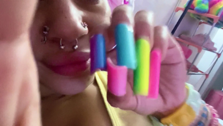 Nali Marie: En primer plano - uñas largas acrílico super largo asmr golpeando...