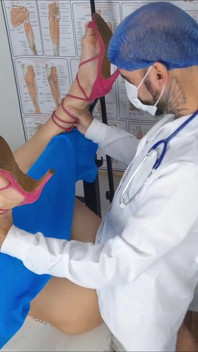 Unterirdischer frauenarzt lässt heiße patientin mit nasser muschi zurück!