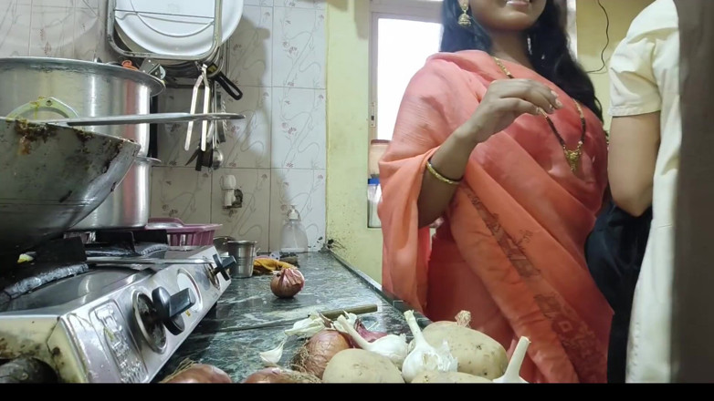Mumbai Ashu: Jeden chlapec se dvěma dívkami, Mumbai Ashu Champa a Raj