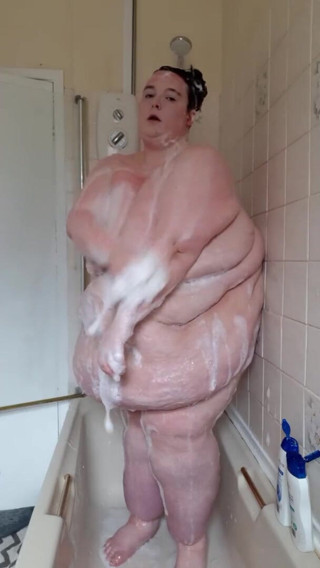 SSBBWLadyBrads: La grande dea grassa si lava