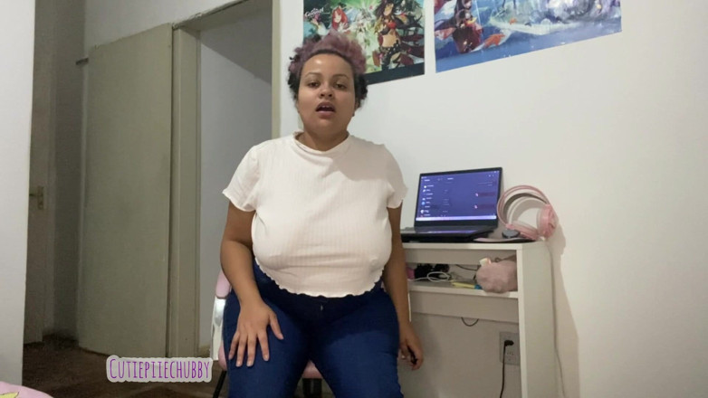 Cutiepiie Chubby: BBWのエボニーが椅子のコンプリテーションでおならをしている