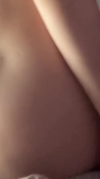 Cowgirl kendini bir yastık yardımıyla orgazma ulaştırdı