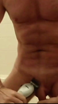 Me raser les poils du corps et les pubs avec un clipper m’a fait jouir