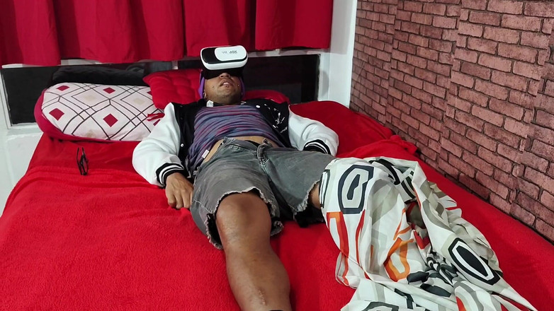 Tiffany Montavani: Ibu Tiri Menangkap Pacarnya Dengan Kacamata Virtual, Dan Masturbasi Saat...