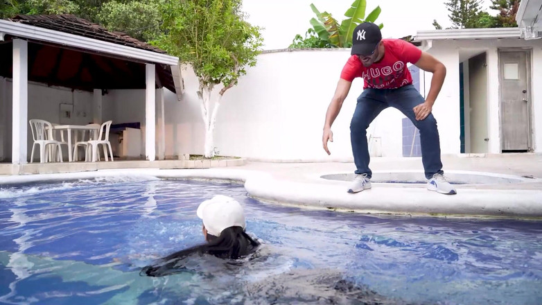 Lalucero: La Cameriera Butt and Horny Coglie L'occasione per Sedurre E...