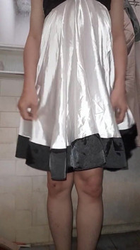 Asiática crossdresser acaba vistiendo vestido blanco de satén