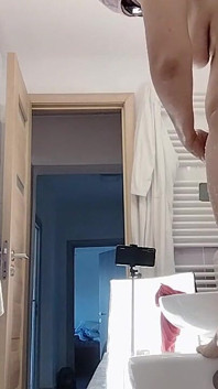 Amatérská manželka si holí kundičku ve sprše