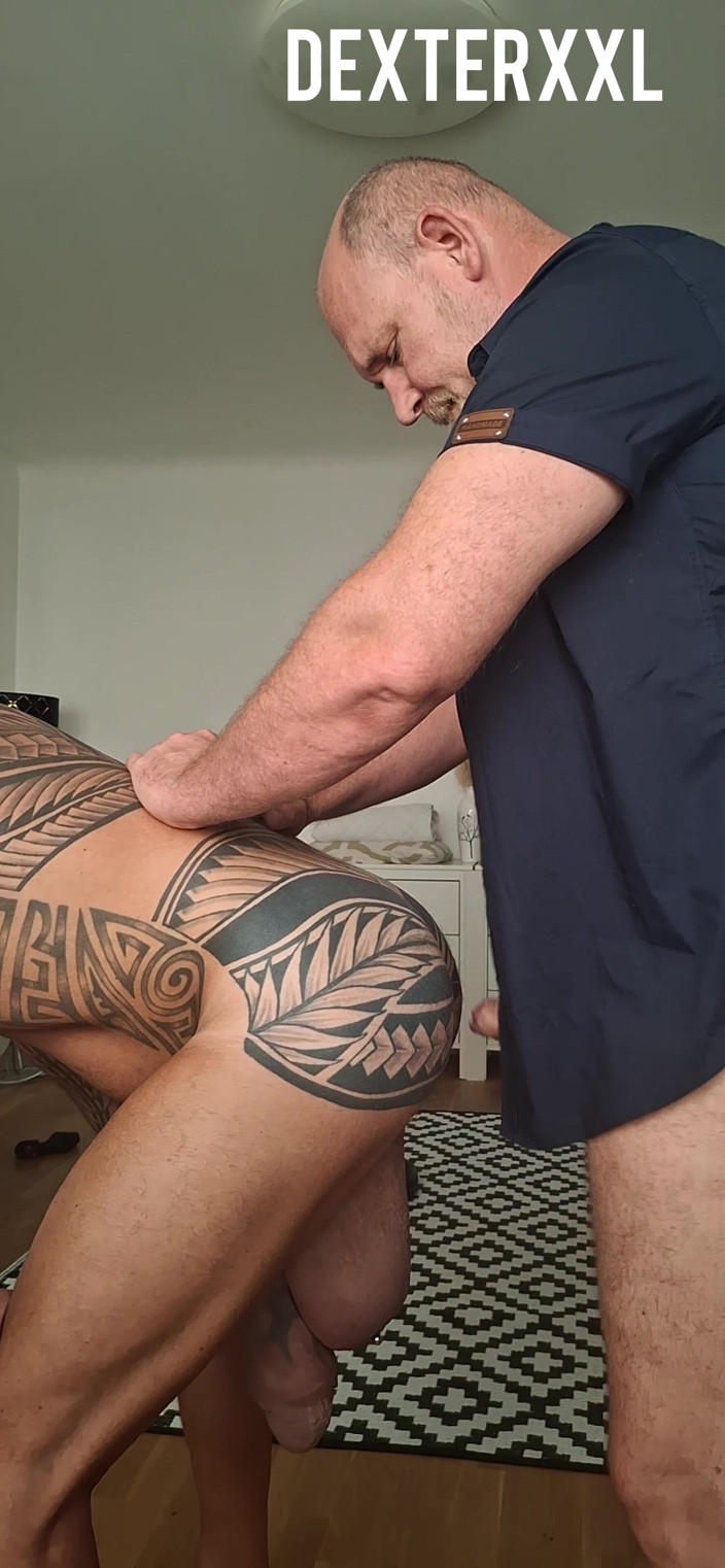 Dexterxxlfun: Teman seksi Roland dengan batang gajah. Dia mahu menjadi bawah...