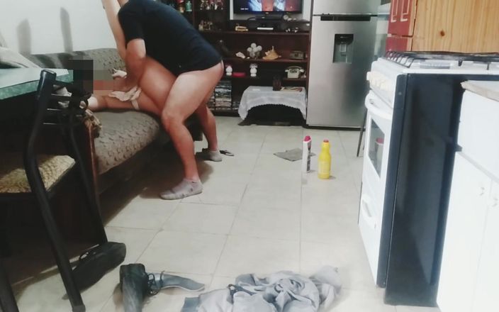 Activecouplearg: Sexy služka šuká šéfa a skončí pokrytá mrdkou