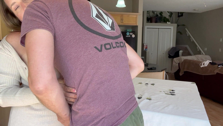 Avril Showers: 그를 유혹하고 얼싸 당하는 나이든 밀프