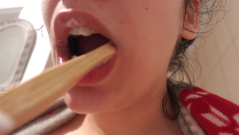 AmayaMori: 我的印度继妹刷牙，然后张开方嘴