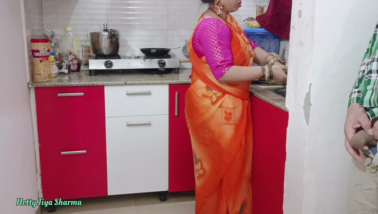 Hotty Jiya Sharmaa: Bhabhi desi sedang membasuh perkakas di dapur apabila abang iparnya...