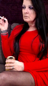 Une cougar en rouge fume