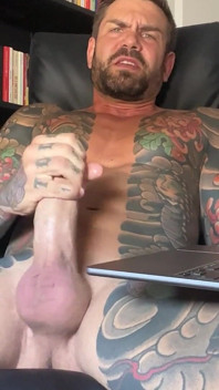 Juan Lucho masturbuje się, oglądając gejowskie porno