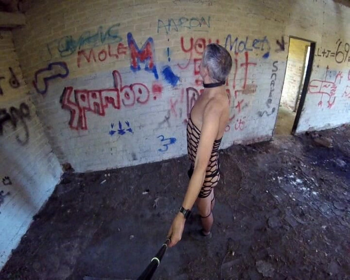 Andy: Sissy outfit tòa nhà cũ