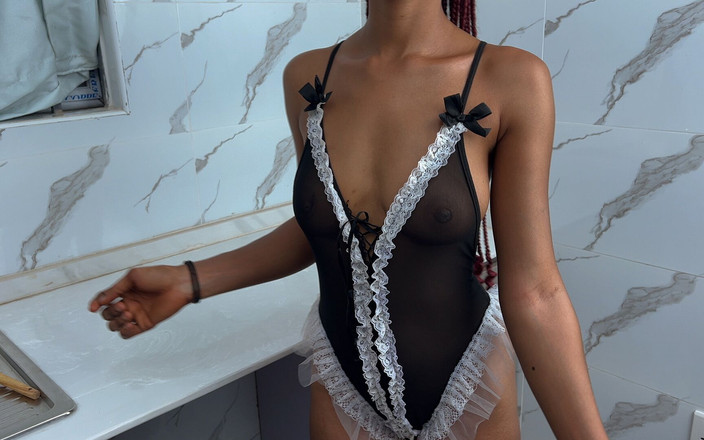 VigorVibes: La cameriera troia scopa il suo capo figliastro (dietro le quinte)