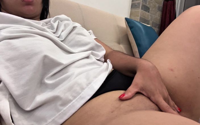 kaithsaumeth: いたずらな若い女の子がホテルのリビングルームで自慰行為をします-濡れて汚れたパンティー
