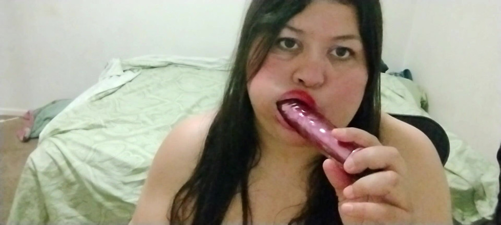 Bridivine: Bridivine besessen vom lutschen an ihrem großen dildo