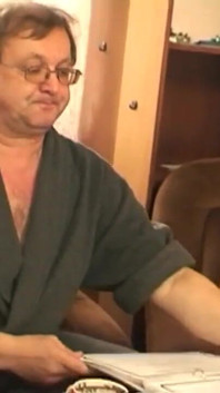Un domn în vârstă plictisit fute o fată blondă super fierbinte